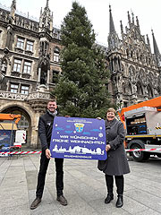Peitings Bürgermeister Peter Ostenrieder, Weilheim-Schongaus Landrätin Andrea Jochner-Weiß vor dem Christbaum 2021 (©Foto. Martin Schmitz)